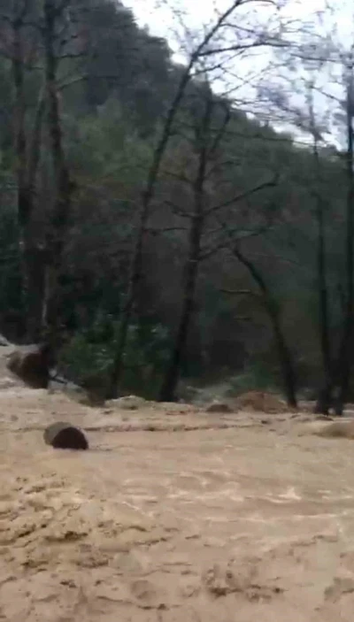 Alanya&rsquo;da sağanak sonrası su taşkını k&ouml;pr&uuml;de zarara neden oldu
