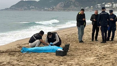 Alanya&rsquo;da sahilde bir kadın &ouml;l&uuml; bulundu
