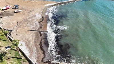 Alanya&rsquo;da sahildeki siyah tabaka &ouml;nce  tedirgin etti, ger&ccedil;ek sonradan ortaya &ccedil;ıktı
