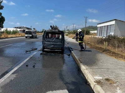 Alanya’da seyir halindeki Fiat otomobil alev aldı

