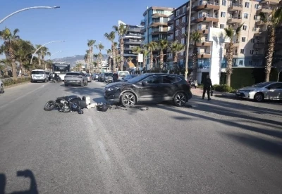 Alanya&rsquo;da SUV motosiklet &ccedil;arpıştı: 1 &ouml;l&uuml; 1, yaralı
