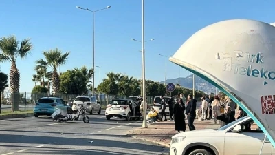 Alanya&rsquo;da &uuml;&ccedil; tekerlekli motosiklet ile otomobil &ccedil;arpıştı: 2 &ouml;l&uuml;, 1 ağır yaralı

