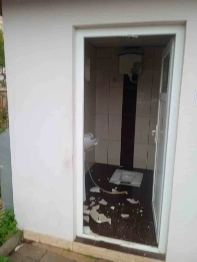 Alanya&rsquo;da umumi tuvaletin camları ve seramiklerini kırdılar
