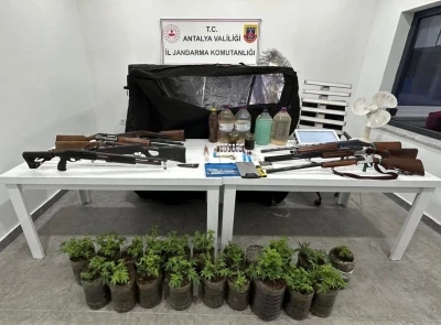 Alanya&rsquo;da uyuşturucu operasyonu: Sıvı metamfetamin ve kenevir ele ge&ccedil;irildi
