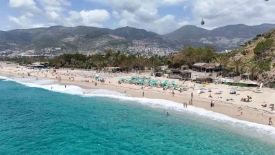 Alanya&rsquo;da yaz havası sahilleri doldurdu
