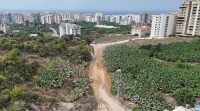 Alanya’da yol genişletildi, elektrik direği yolun ortasında kaldı
