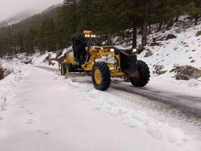 Alanya&rsquo;nın y&uuml;ksek kesimlerinde karla m&uuml;cadele &ccedil;alışması s&uuml;r&uuml;yor
