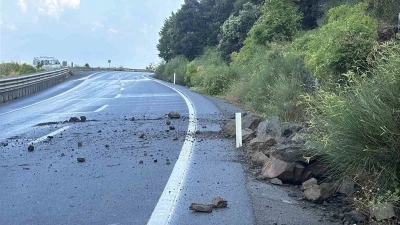 Alaplı-Ak&ccedil;akoca yolunda heyelan ulaşımı aksattı
