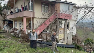 Alaplı&rsquo;da heyelan nedeniyle bir ev &ccedil;&ouml;kme riski oluştu
