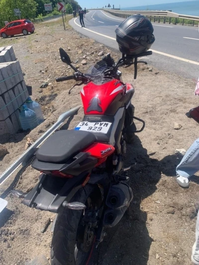 Alaplı&rsquo;da otomobilin &ccedil;arptığı motosiklet s&uuml;r&uuml;c&uuml;s&uuml; yaralandı
