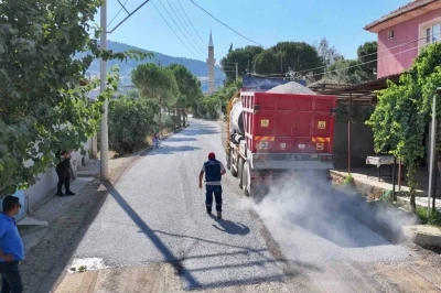 Alaşehir&rsquo;de 3 mahalleyi rahatlatan asfalt hamlesi
