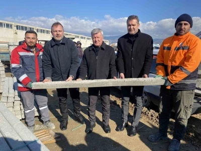 Alaşehir&rsquo;de 350 &uuml;reticiye 3 bin 500 bağ direği hibesi
