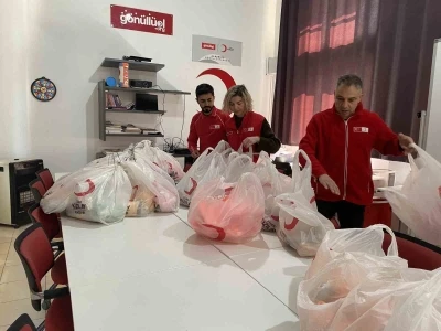 Alaşehir&rsquo;de Kızılay&rsquo;dan &ccedil;ocuklara bayram hediyesi
