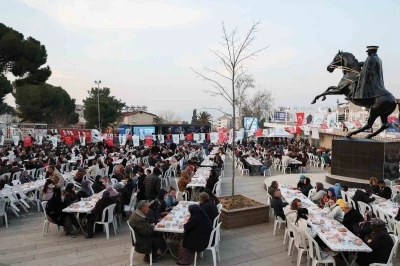 Alaşehir&rsquo;de y&uuml;zlerce kişi iftarda buluştu
