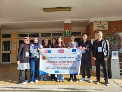 Alaşehirli &ouml;ğrenciler İtalya&rsquo;da T&uuml;rkiye&rsquo;yi temsil etti
