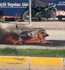 Alev alan motosiklet hurdaya d&ouml;nd&uuml;