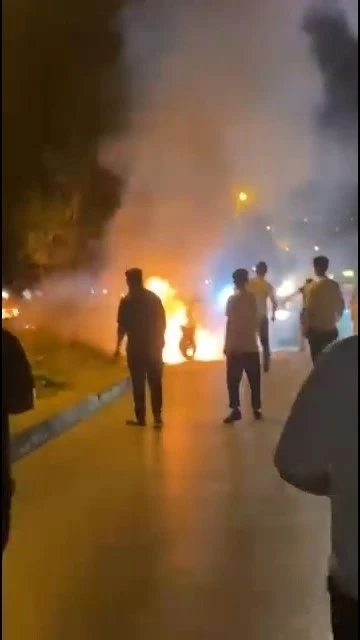 Alev alan motosikleti, kırık ayağıyla koşarak yetişen yardımsever kurtardı
