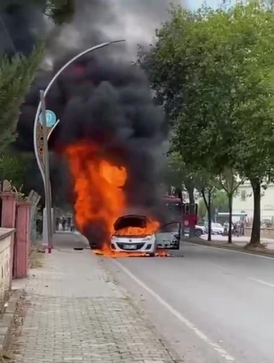 Alev alan otomobilden geriye hurda yığını kaldı
