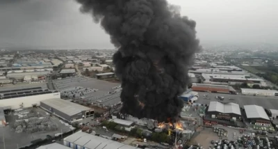 Alev alev yanan lojistik deposu havadan görüntülendi
