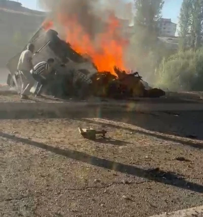 Alev alev yanan tırın sürücüsünü vatandaşlar böyle kurtardı
