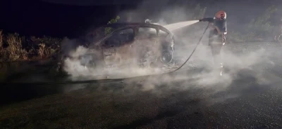 Alev topuna dönen otomobil kullanılamaz hale geldi
