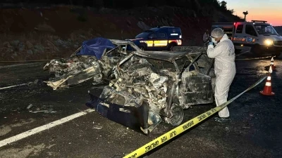 Alev topuna dönen otomobillerden geriye demir yığınları kaldı
