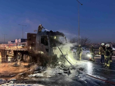 Alev topuna d&ouml;nen tırdan geriye demir yığını kaldı
