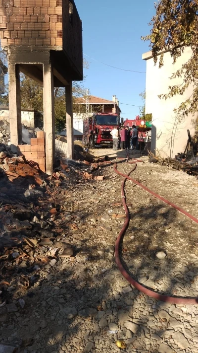 Alevlere teslim olan ahşap ev küle döndü
