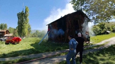 Alevlere teslim olan ahşap eve m&uuml;dahale i&ccedil;in ceviz ağacı kesildi
