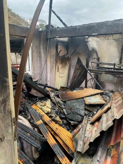 Alevlere teslim olan ev kullanılmaz hale geldi
