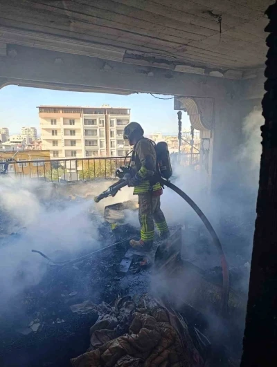 Alevlere teslim olan evinden &ccedil;ıkmak isteyen şahıs yaralandı
