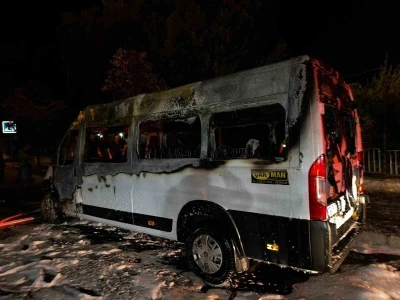 Alevlere teslim olan okul taşıtı demir yığınına döndü
