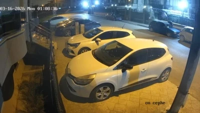 Alevlere teslim olan otomobil dakikalarca b&ouml;yle yandı
