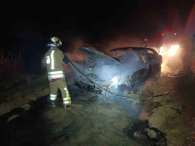 Alevlere teslim olan otomobil kullanılmaz hale geldi
