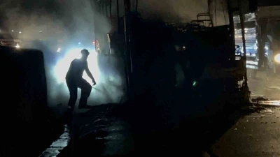 Alevlere teslim olan yolcu otobüsünde korku dolu anlar
