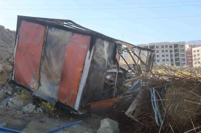 Alevlerin arasına dalan operatör, konteyneri uçurumdan yuvarladı
