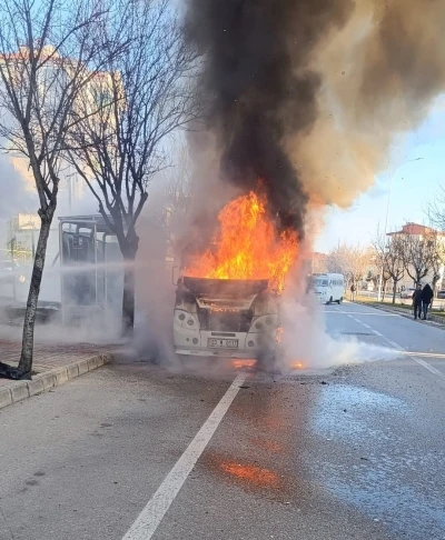 Alevlerin bir anda sardığı minib&uuml;steki yangın paniğe neden oldu
