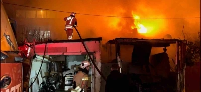 Alevlerin geceyi aydınlattığı yangında ev ve otomobil k&uuml;le d&ouml;nd&uuml;
