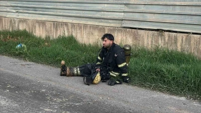 Alevlerin karşısında bir anlık mola: İtfaiye erlerinin yangınla imtihanı
