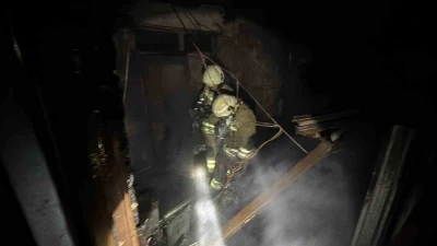 Alevlerin k&uuml;le &ccedil;evirdiği fabrika i&ccedil;erden g&ouml;r&uuml;nt&uuml;lendi
