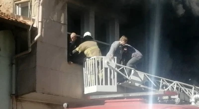 Alevlerin sardığı evde can pazarı: Yaşlı &ccedil;ift son anda itfaiye ekiplerince kurtarıldı
