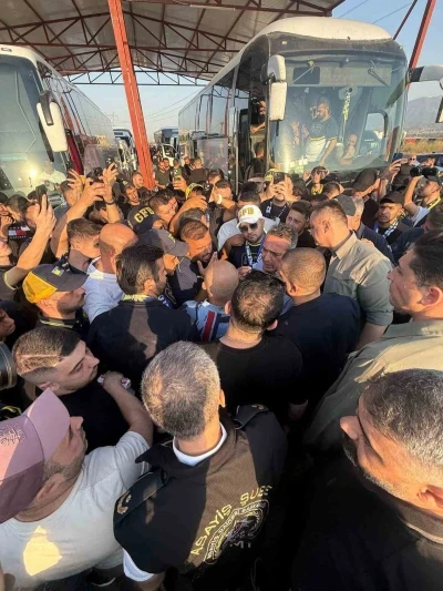 Ali Koç, taraftarlarla birlikte stada gitti
