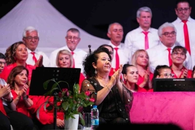 Aliağa&rsquo;da Emel Taş&ccedil;ıoğlu r&uuml;zgarı
