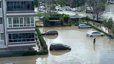 Aliağa&rsquo;da sağanakla birlikte dere taştı, bir mahalle sular altında kaldı
