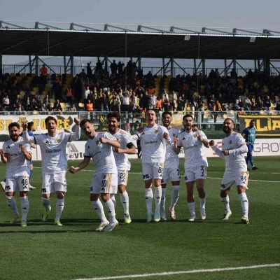 Aliağa FK, zirveye oynuyor
