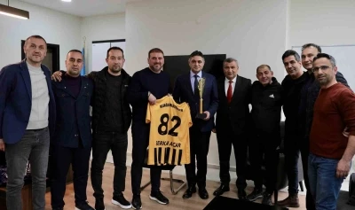 Aliağa Masterler, şampiyonluk kupasını Başkan Acar&rsquo;a g&ouml;t&uuml;rd&uuml;
