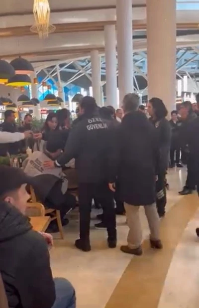 Alışveriş merkezinde &ccedil;ıkan kavgada g&uuml;venlik g&ouml;revlisi bı&ccedil;aklandı
