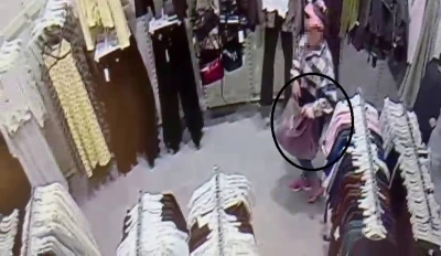 Alışveriş merkezinde &ccedil;ocuğunun yanında hırsızlık yapan kadın kamerada
