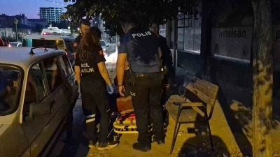 Alkol alıp bayılan şahıstan yardım etmeye &ccedil;alışan ekiplere tepki: "Sen beni tanıyor musun?"
