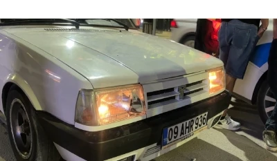 Alkol alıp şampiyonluk kutlamasına &ccedil;ıktı,  park halindeki 2 otomobile &ccedil;arpıp ka&ccedil;tı
